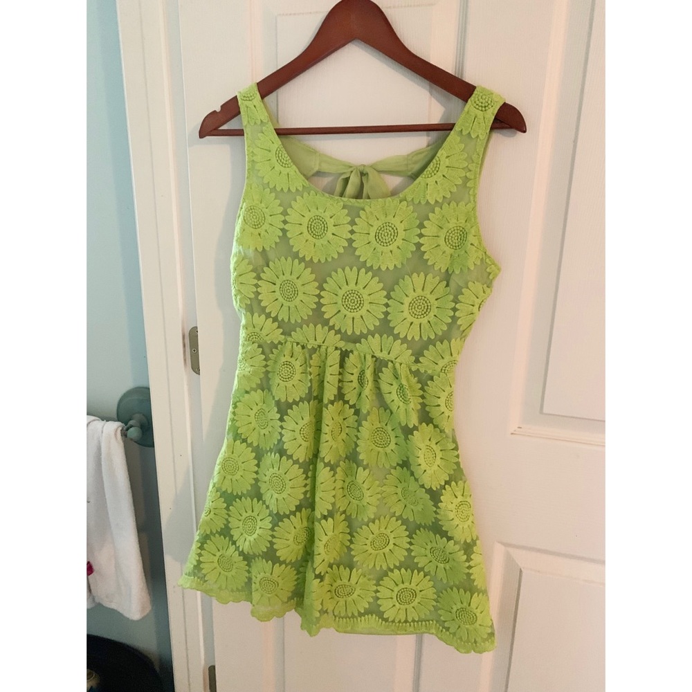 Lace dress w/ keyhole back